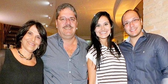 Empresário Julio César Cheade com sua mulher Isa Lutfala, a filha Marcela com o noivo Rodrigo